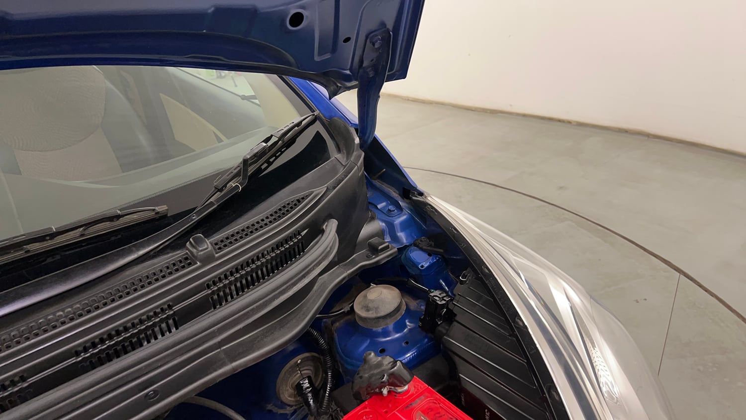 Used 2017 hyundai Eon Magna+ (O) Petrol Manual engine ENGINE LEFT SIDE HINGE & APRON VIEW