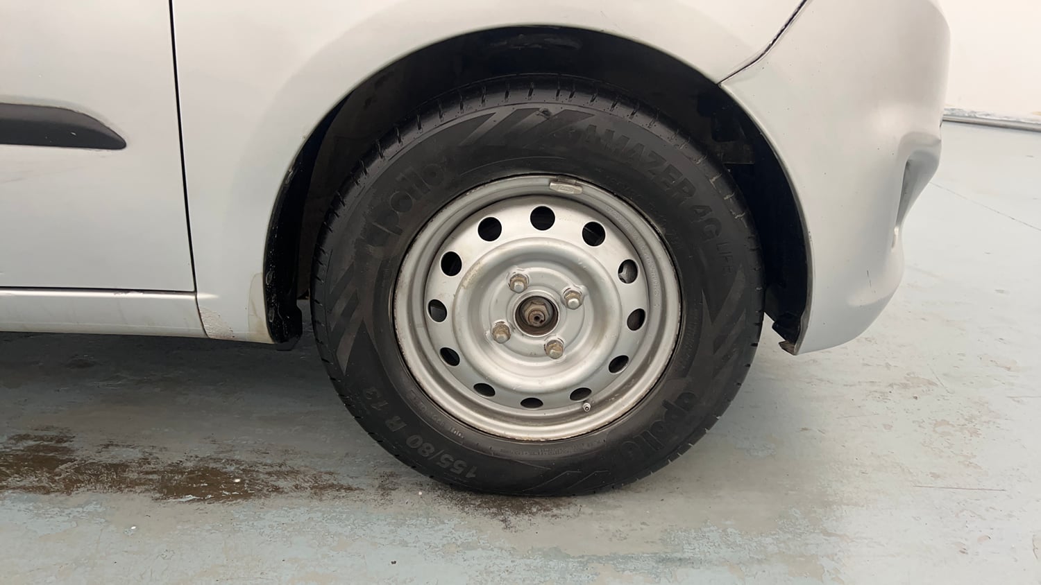Used 2014 Hyundai i10 Magna 1.1 iRDE2 Petrol Manual tyres RIGHT FRONT TYRE RIM VIEW