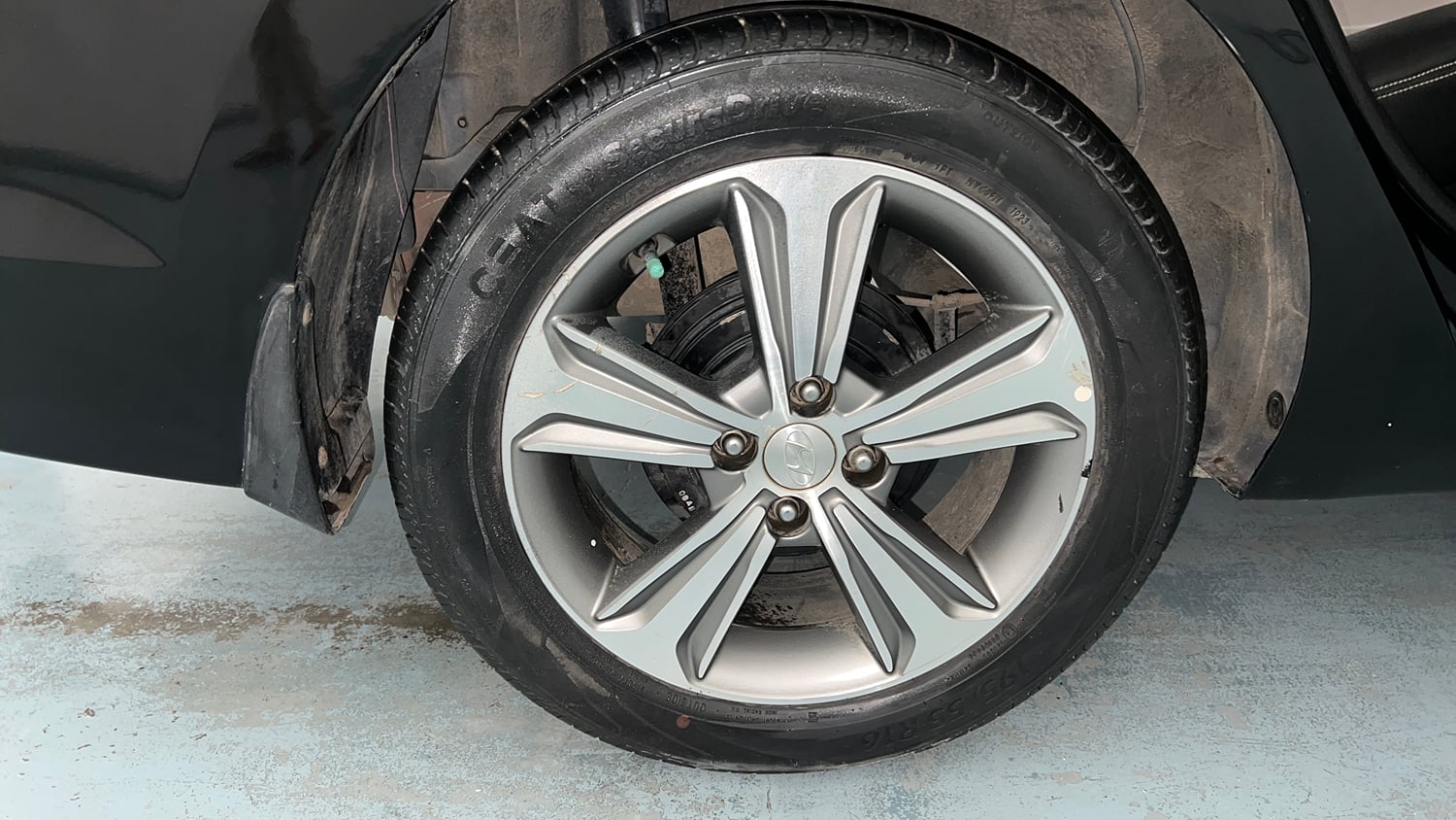 Used 2019 Hyundai Verna SX Plus 1.6 VTVT AT Petrol Automatic tyres RIGHT REAR TYRE RIM VIEW