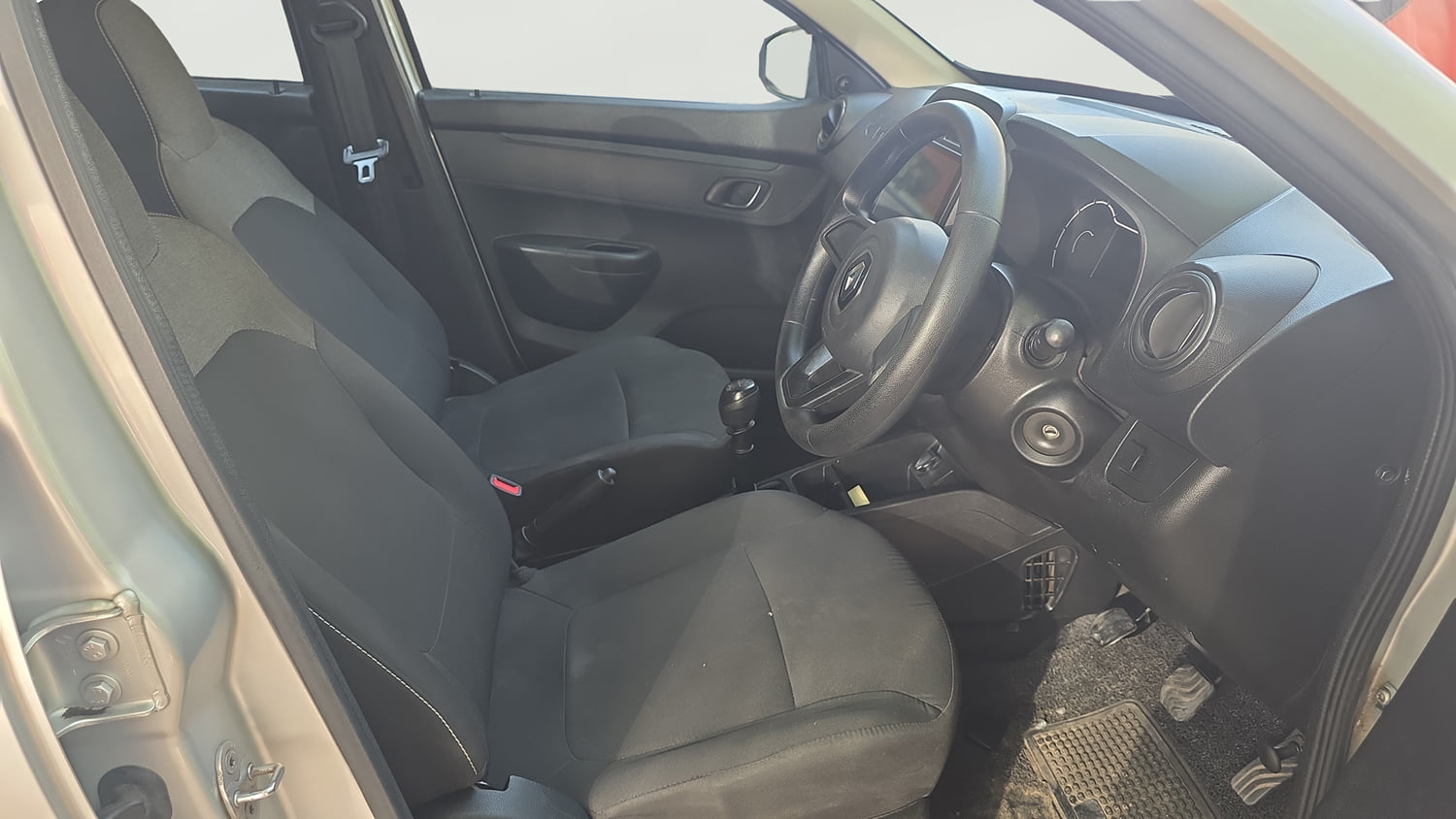 Used 2022 Renault Kwid RXL (O) 0.8 Petrol Manual interior RIGHT SIDE FRONT DOOR CABIN VIEW