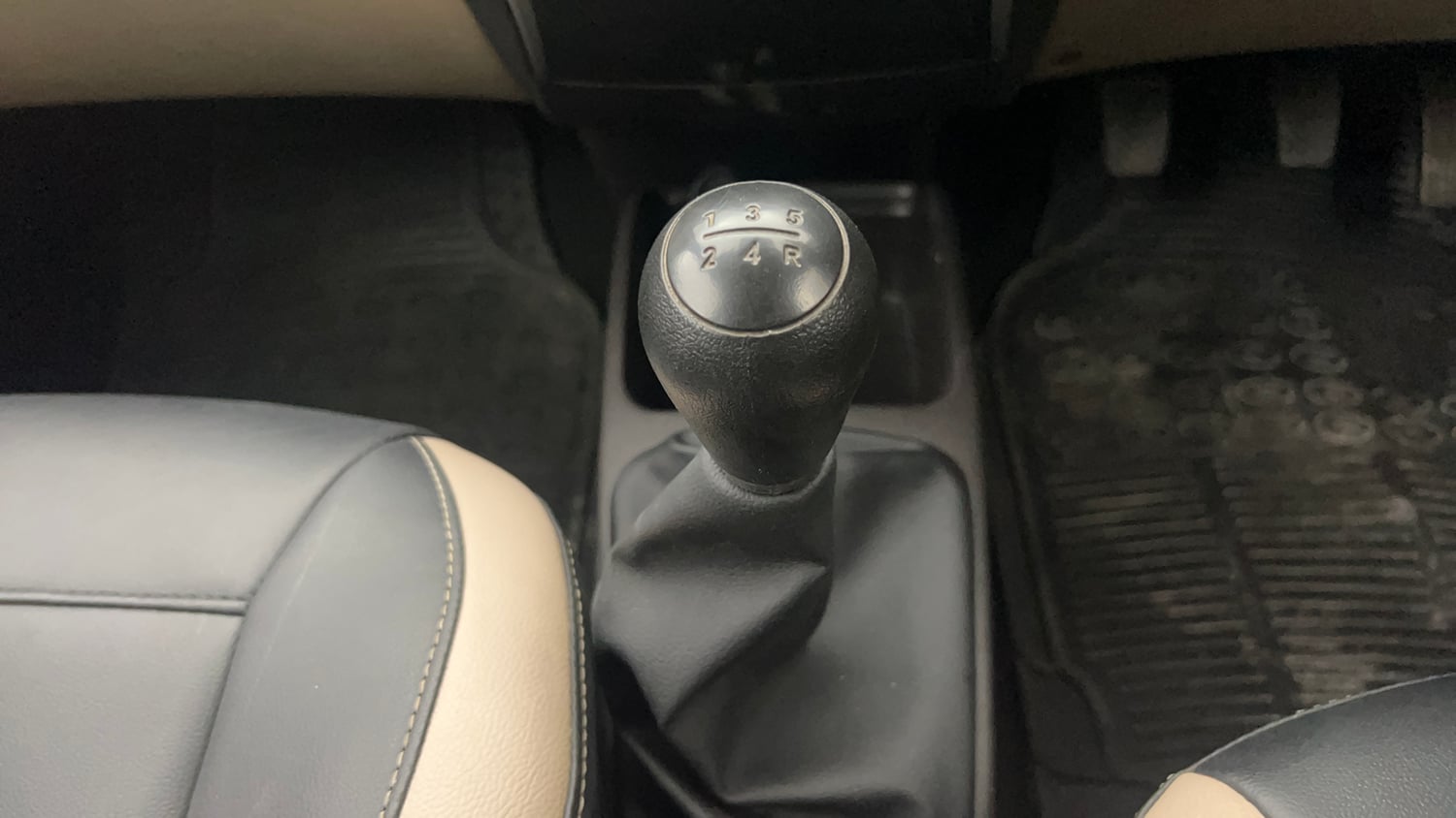 Used 2016 Hyundai Eon Era + AirBag Petrol Manual interior GEAR  KNOB VIEW