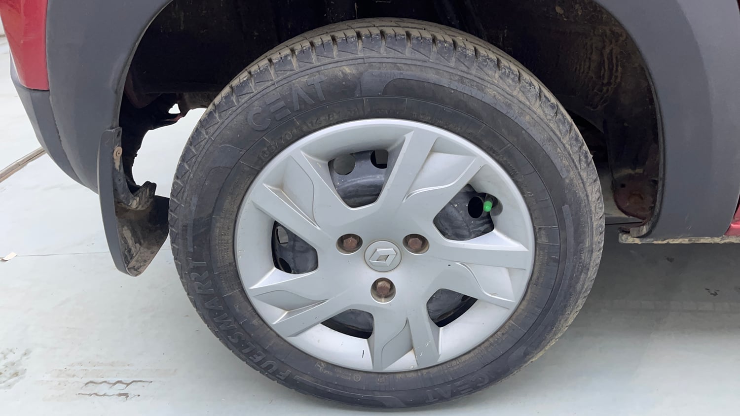 Used 2020 Renault Kwid RXT 1.0 Opt Petrol Manual tyres RIGHT REAR TYRE RIM VIEW