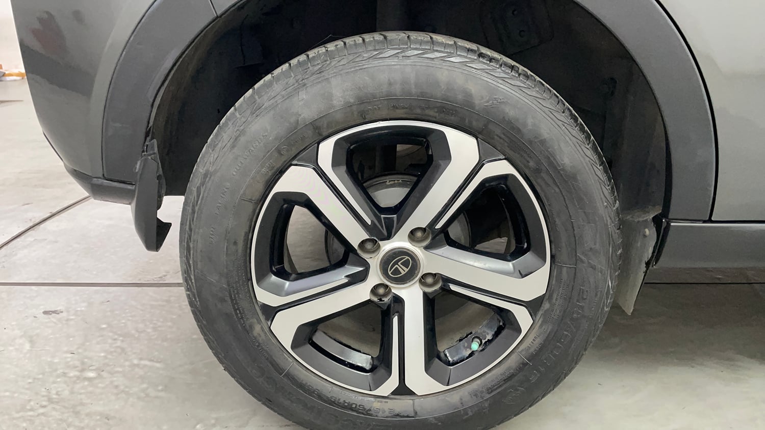 Used 2022 Tata Nexon XZA Plus (O) Petrol Automatic tyres RIGHT REAR TYRE RIM VIEW