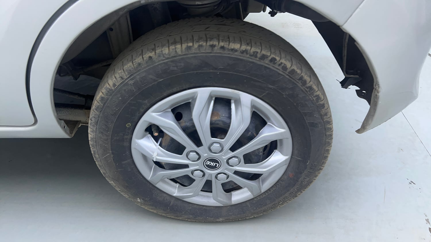 Used 2014 Maruti Suzuki Alto 800 Lxi Petrol Manual tyres LEFT REAR TYRE RIM VIEW