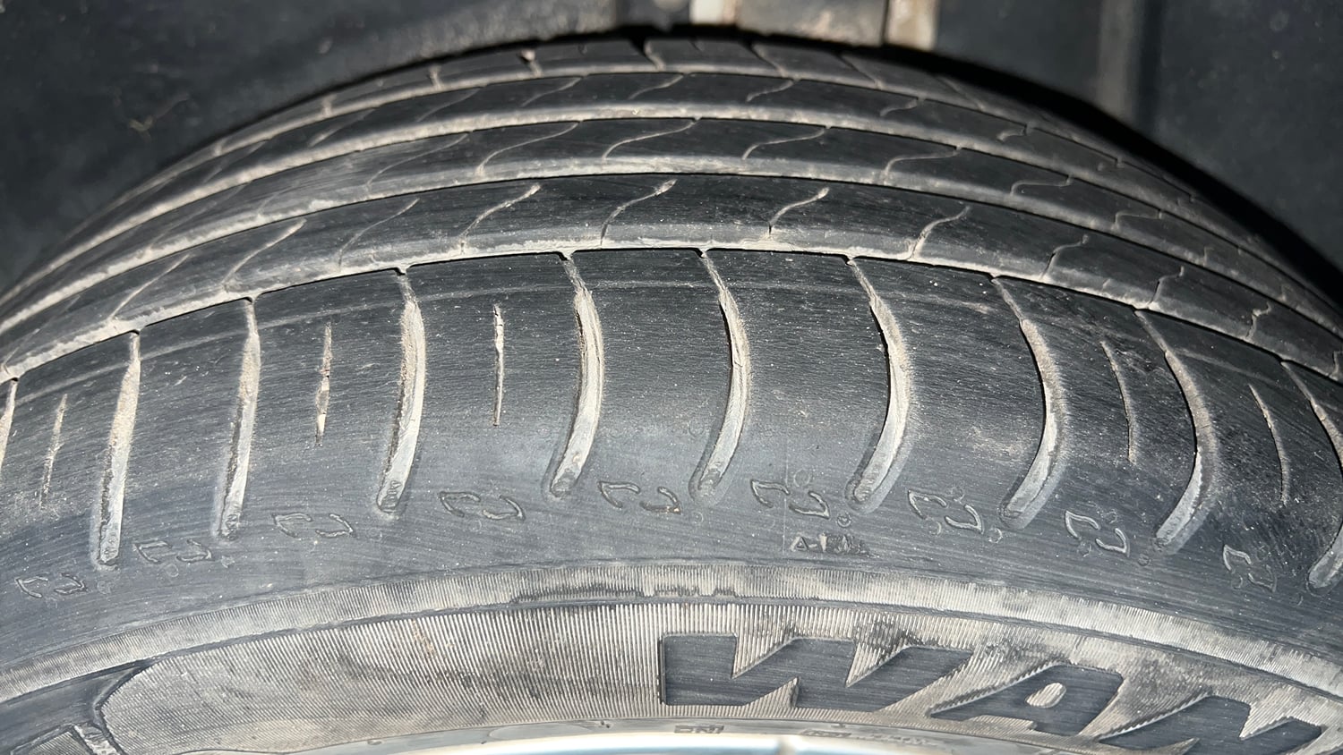 Used 2023 Volkswagen Taigun Highline 1.0 TSI MT Petrol Manual tyres LEFT REAR TYRE TREAD VIEW