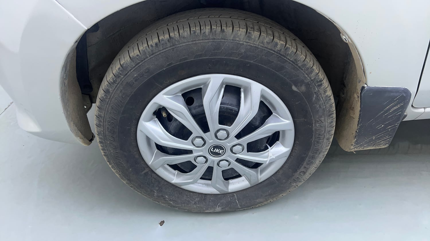 Used 2014 Maruti Suzuki Alto 800 Lxi Petrol Manual tyres LEFT FRONT TYRE RIM VIEW