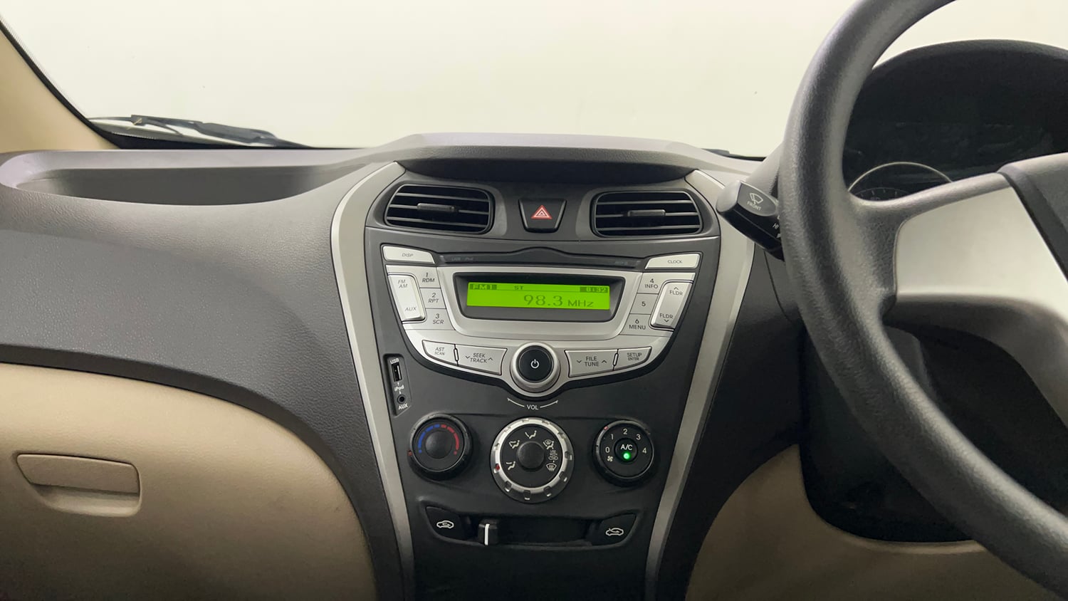 Used 2017 hyundai Eon Magna+ (O) Petrol Manual interior MUSIC SYSTEM & AC CONTROL VIEW