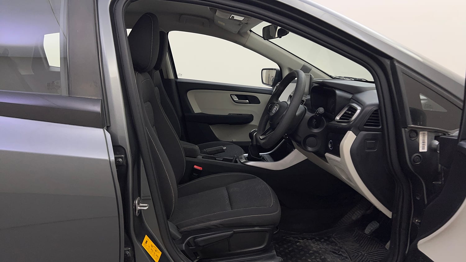 Used 2021 Tata Altroz XZ Petrol Petrol Manual interior RIGHT SIDE FRONT DOOR CABIN VIEW