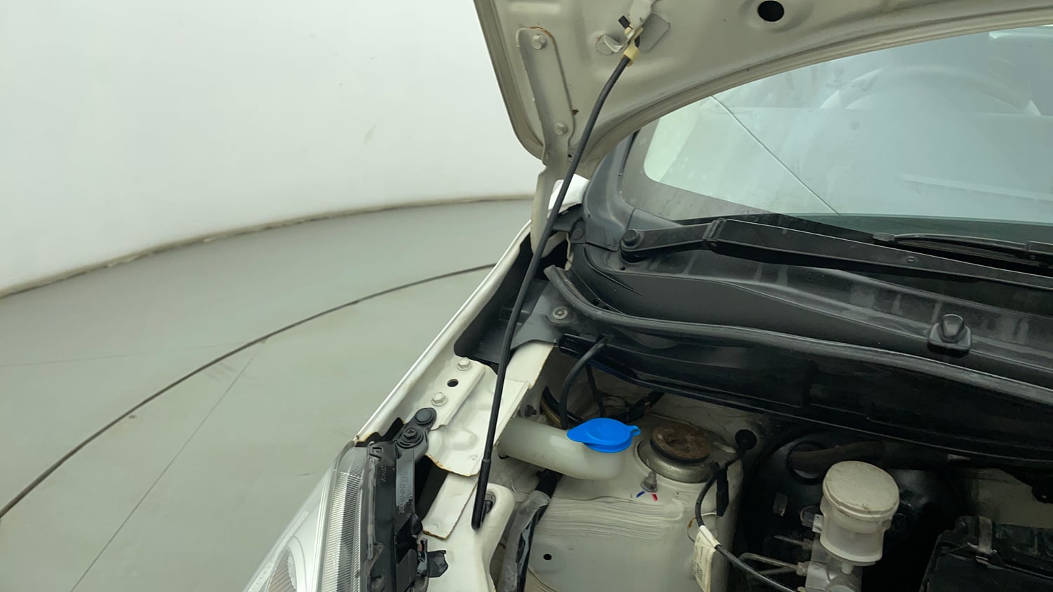 Used 2015 Maruti Suzuki Wagon R VXI Petrol Manual engine ENGINE RIGHT SIDE HINGE & APRON VIEW
