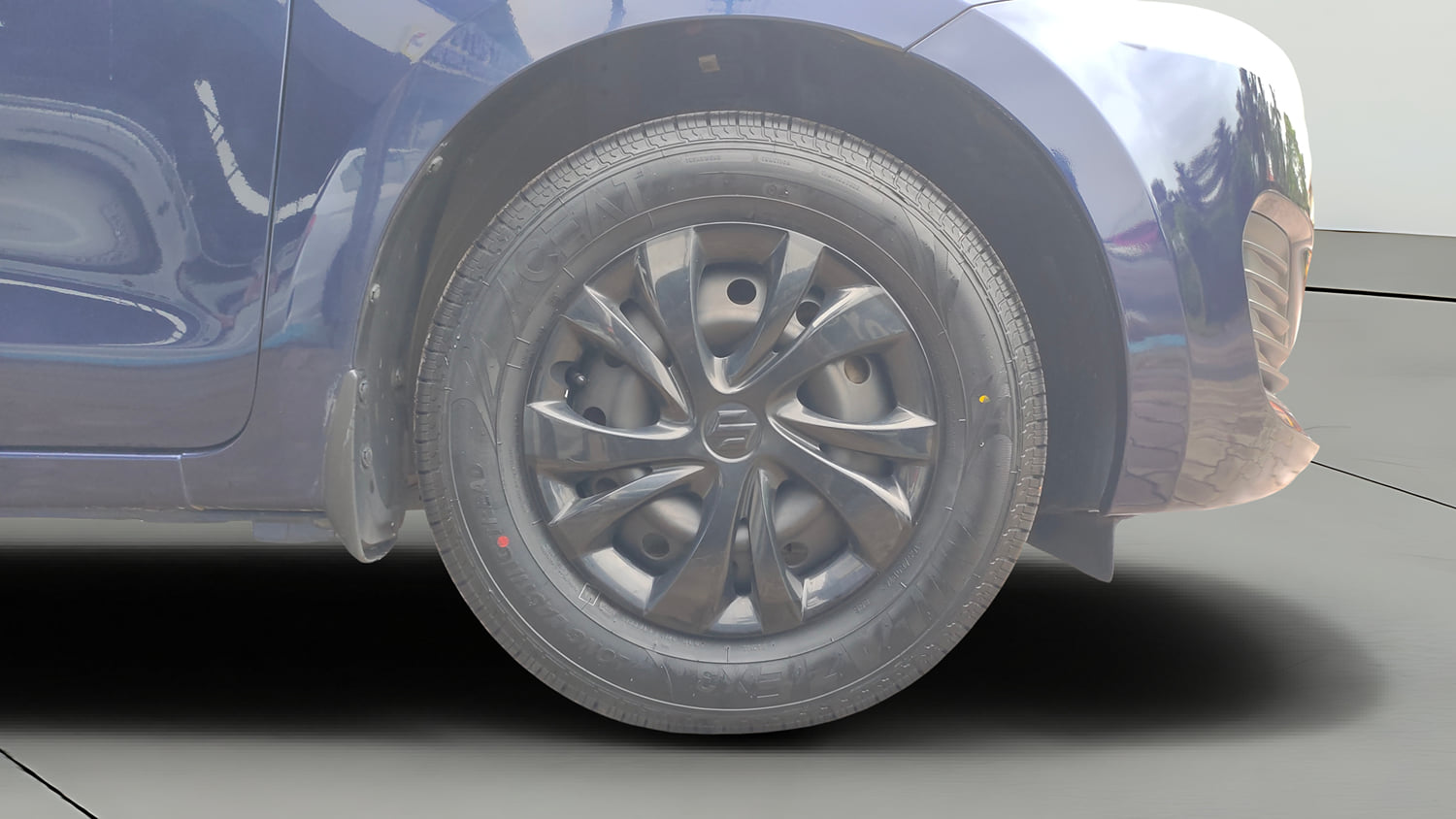Used 2022 Maruti Suzuki Swift VXi Petrol Manual tyres RIGHT FRONT TYRE RIM VIEW