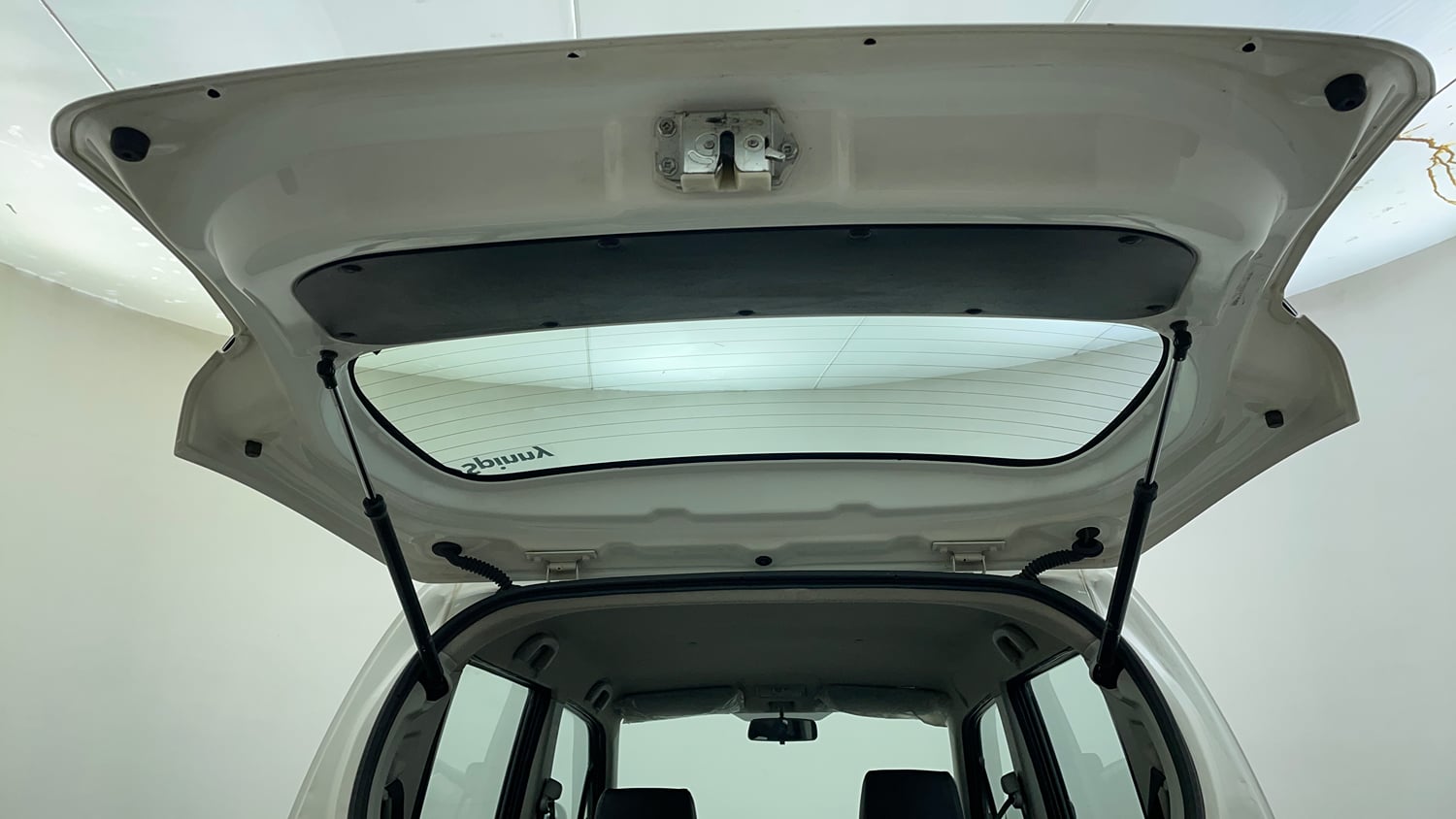Used 2015 Maruti Suzuki Wagon R VXI Petrol Manual interior DICKY DOOR OPEN VIEW