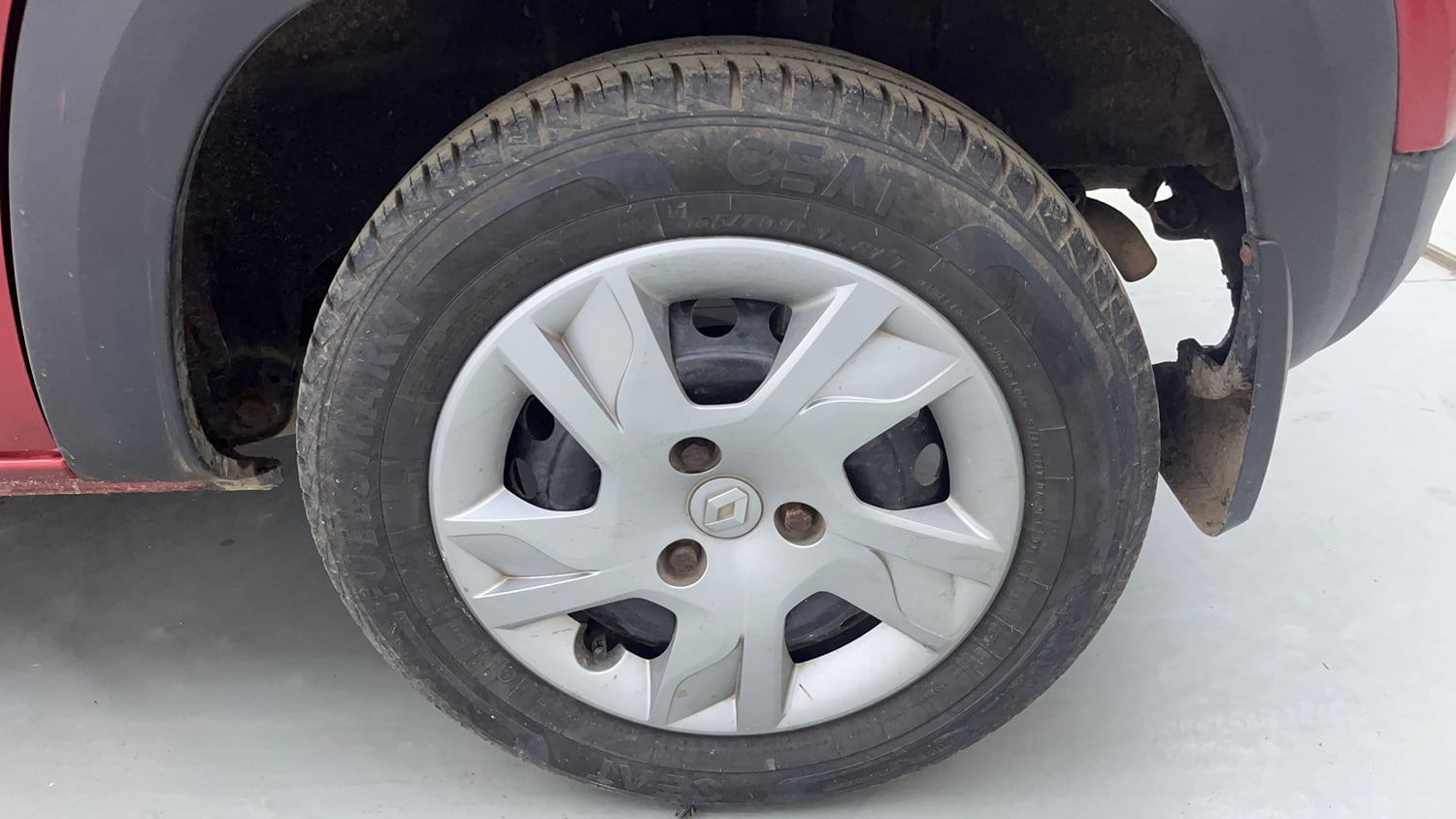 Used 2020 Renault Kwid RXT 1.0 Opt Petrol Manual tyres LEFT REAR TYRE RIM VIEW