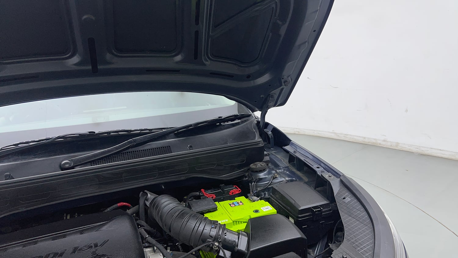 Used 2020 Hyundai Venue SX 1.4 CRDi Diesel Manual engine ENGINE LEFT SIDE HINGE & APRON VIEW