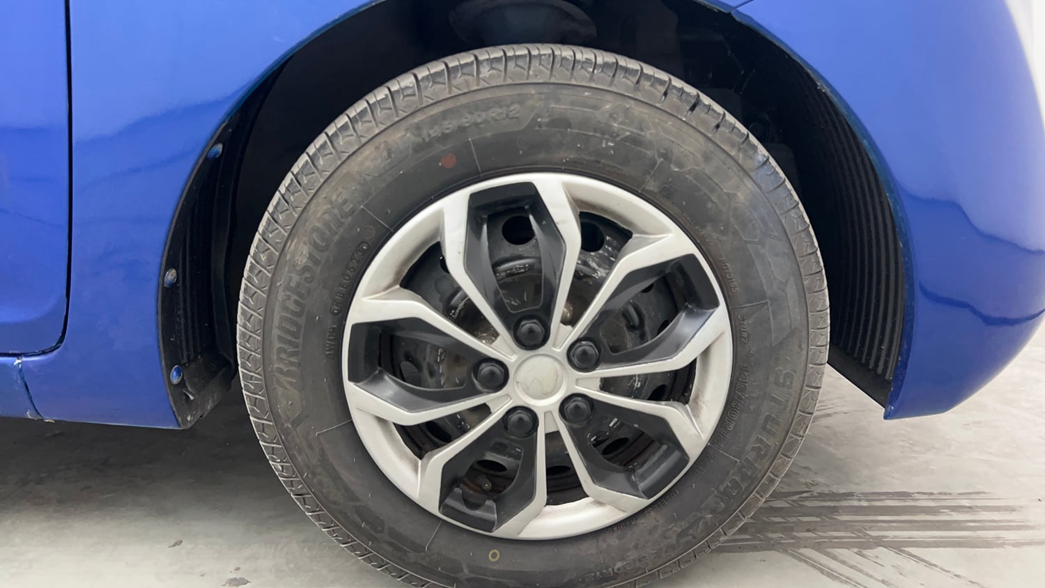 Used 2016 Hyundai Eon Era + AirBag Petrol Manual tyres RIGHT FRONT TYRE RIM VIEW