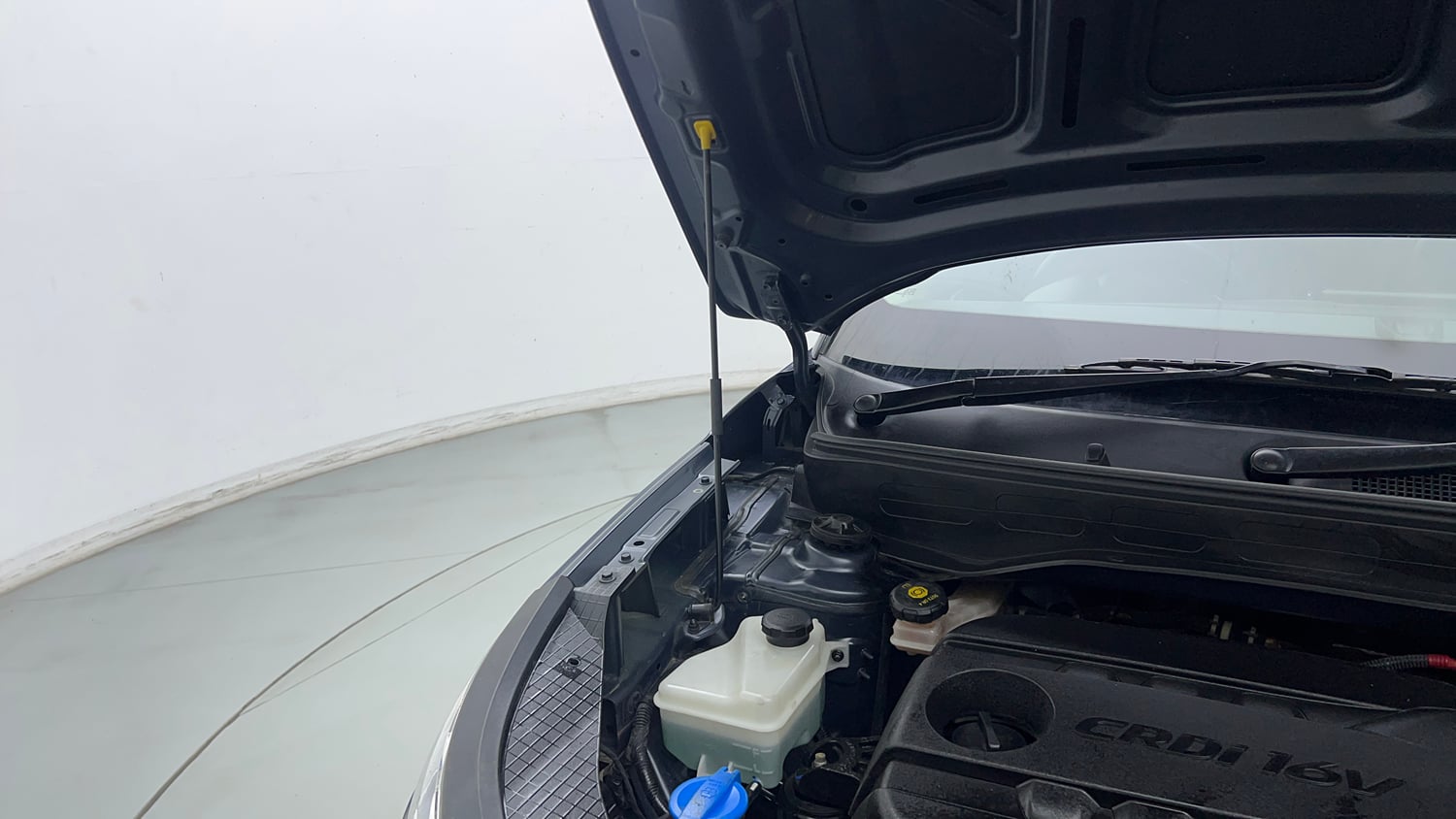 Used 2020 Hyundai Venue SX 1.4 CRDi Diesel Manual engine ENGINE RIGHT SIDE HINGE & APRON VIEW