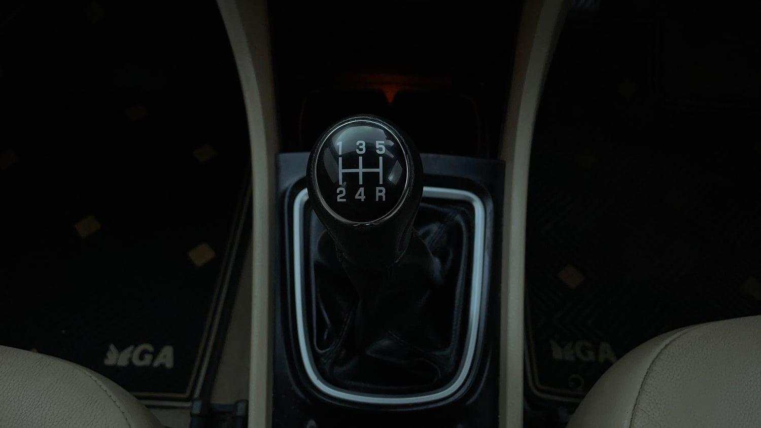 Used 2016 Maruti Suzuki Ciaz ZXi Petrol Manual interior GEAR  KNOB VIEW