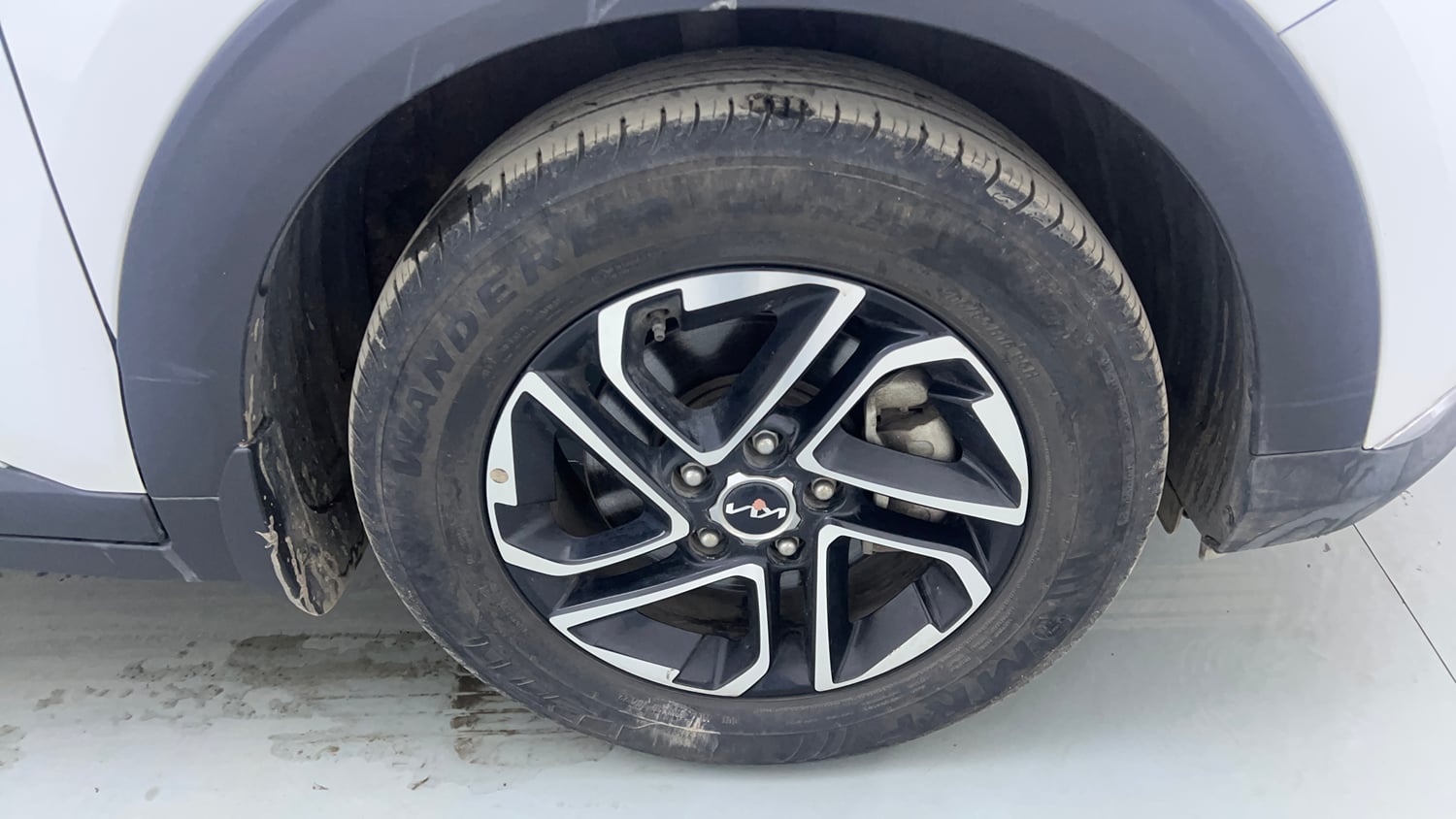 Used 2022 Kia Carens Prestige Plus 1.4 Petrol MT 7 STR Petrol Manual tyres RIGHT FRONT TYRE RIM VIEW