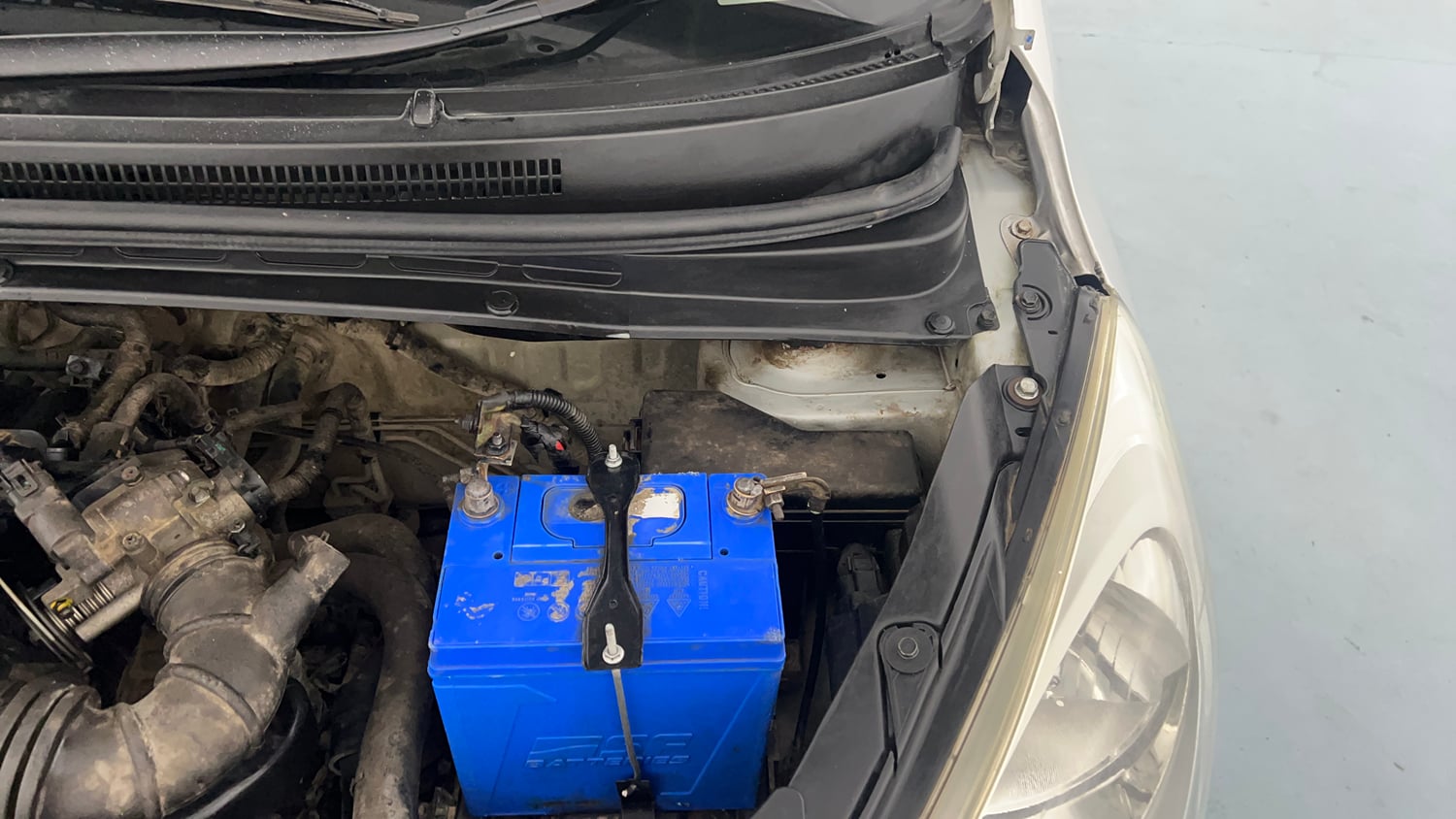 Used 2014 Hyundai i10 Magna 1.1 iRDE2 Petrol Manual engine ENGINE LEFT SIDE HINGE & APRON VIEW