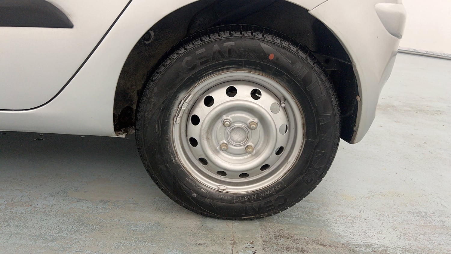 Used 2014 Hyundai i10 Magna 1.1 iRDE2 Petrol Manual tyres LEFT REAR TYRE RIM VIEW