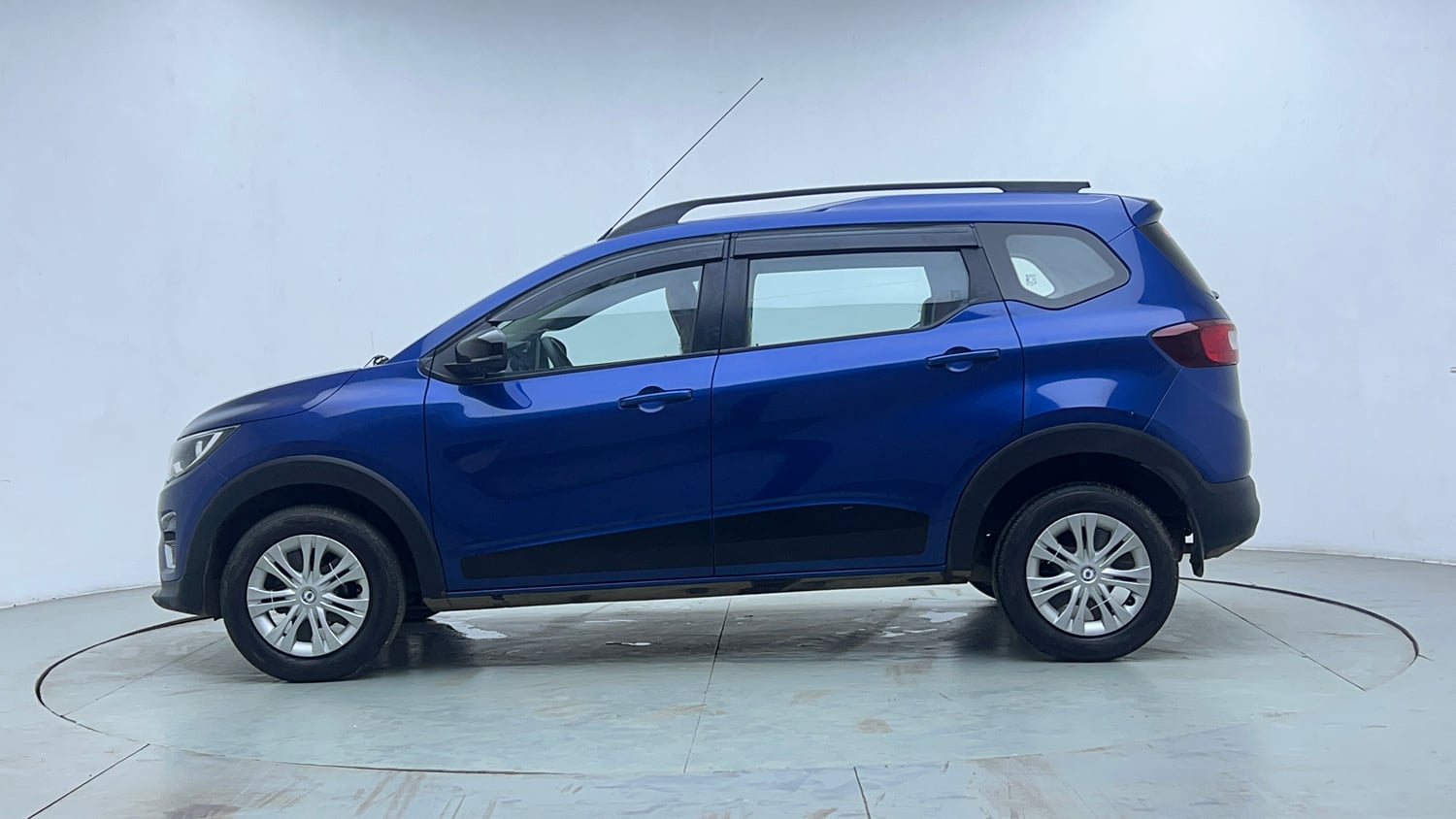 Used 2022 Renault Triber RXZ Petrol Manual exterior LEFT SIDE VIEW