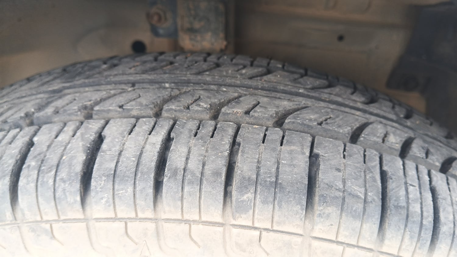 Used 2013 Maruti Suzuki Swift Dzire LXI Petrol Manual tyres RIGHT FRONT TYRE TREAD VIEW