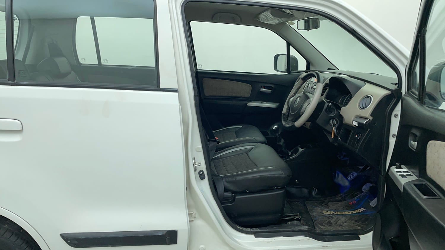 Used 2015 Maruti Suzuki Wagon R VXI Petrol Manual interior RIGHT SIDE FRONT DOOR CABIN VIEW