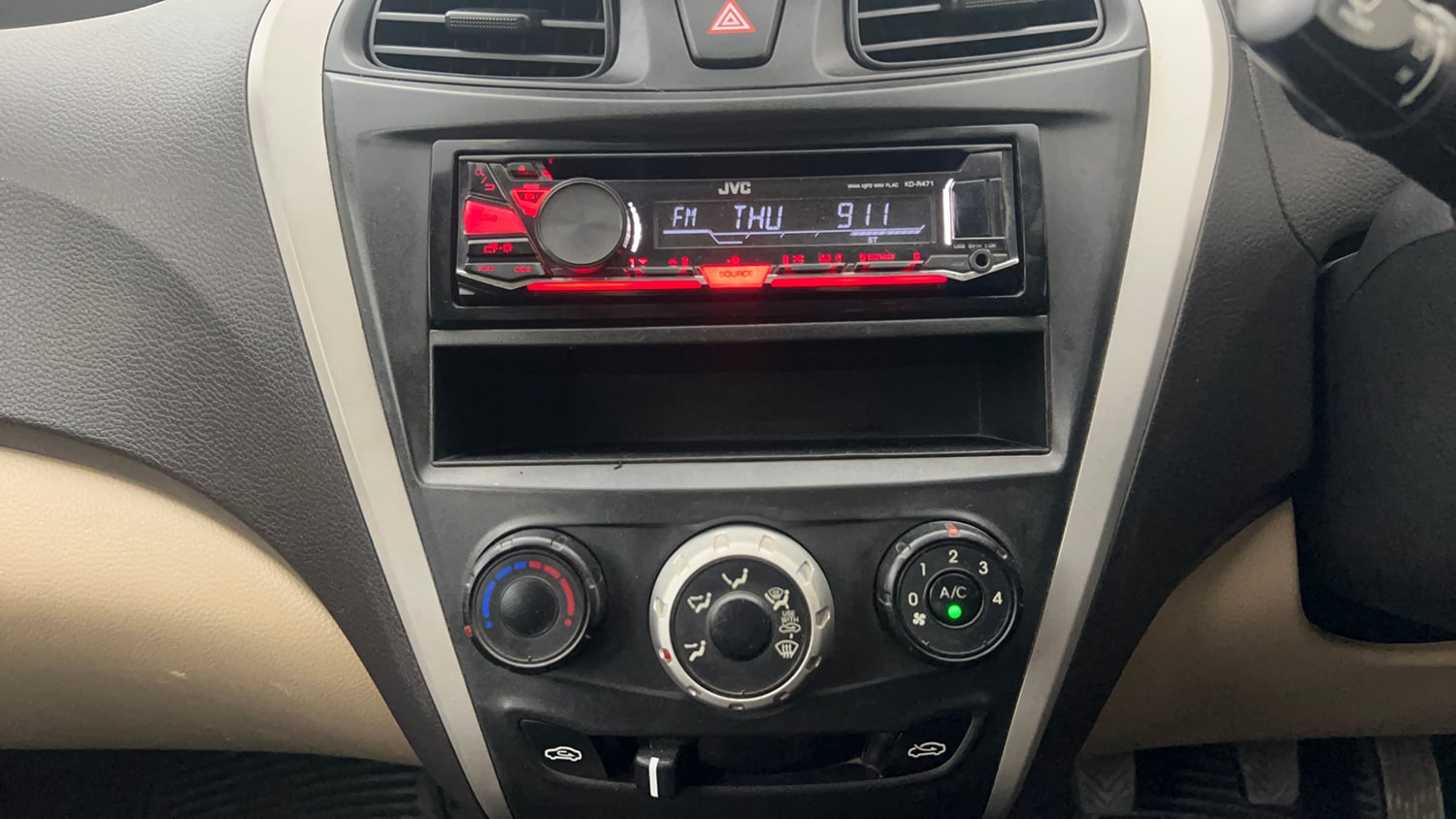 Used 2016 Hyundai Eon Era + AirBag Petrol Manual interior MUSIC SYSTEM & AC CONTROL VIEW
