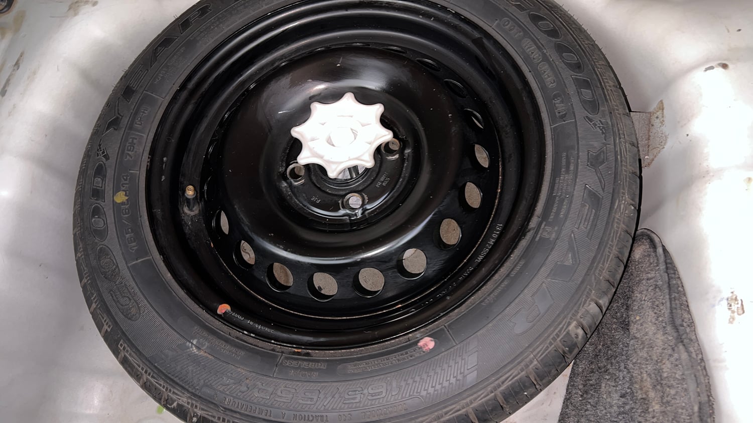 Used 2013 Hyundai Grand i10 Asta AT 1.2 Kappa VTVT Petrol Automatic tyres SPARE TYRE VIEW