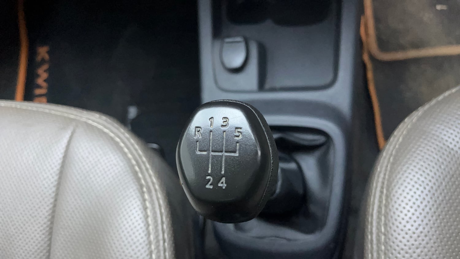 Used 2016 Renault Kwid RXT Petrol Manual interior GEAR  KNOB VIEW