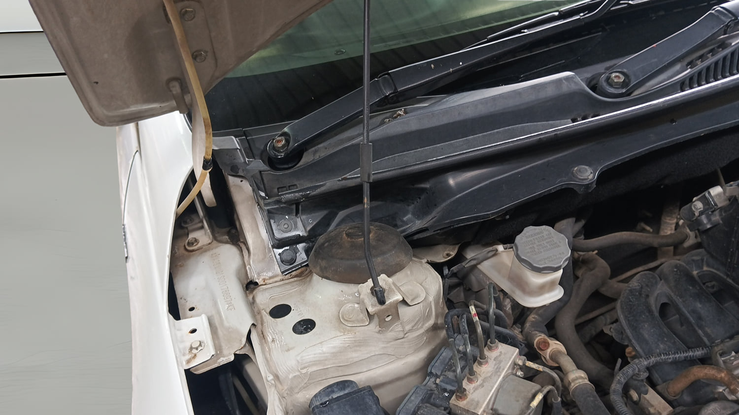 Used 2016 Maruti Suzuki Ciaz ZXi+ RS Petrol Manual engine ENGINE RIGHT SIDE HINGE & APRON VIEW