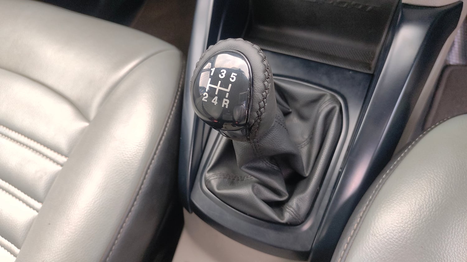 Used 2017 Ford EcoSport Ambiente 1.5L TDCi Diesel Manual interior GEAR  KNOB VIEW
