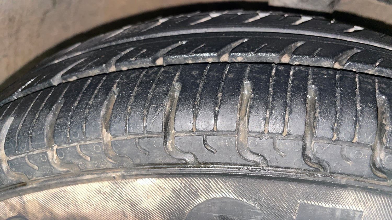 Used 2012 Hyundai i10 Magna 1.1 iRDE2 Petrol Manual tyres RIGHT FRONT TYRE TREAD VIEW