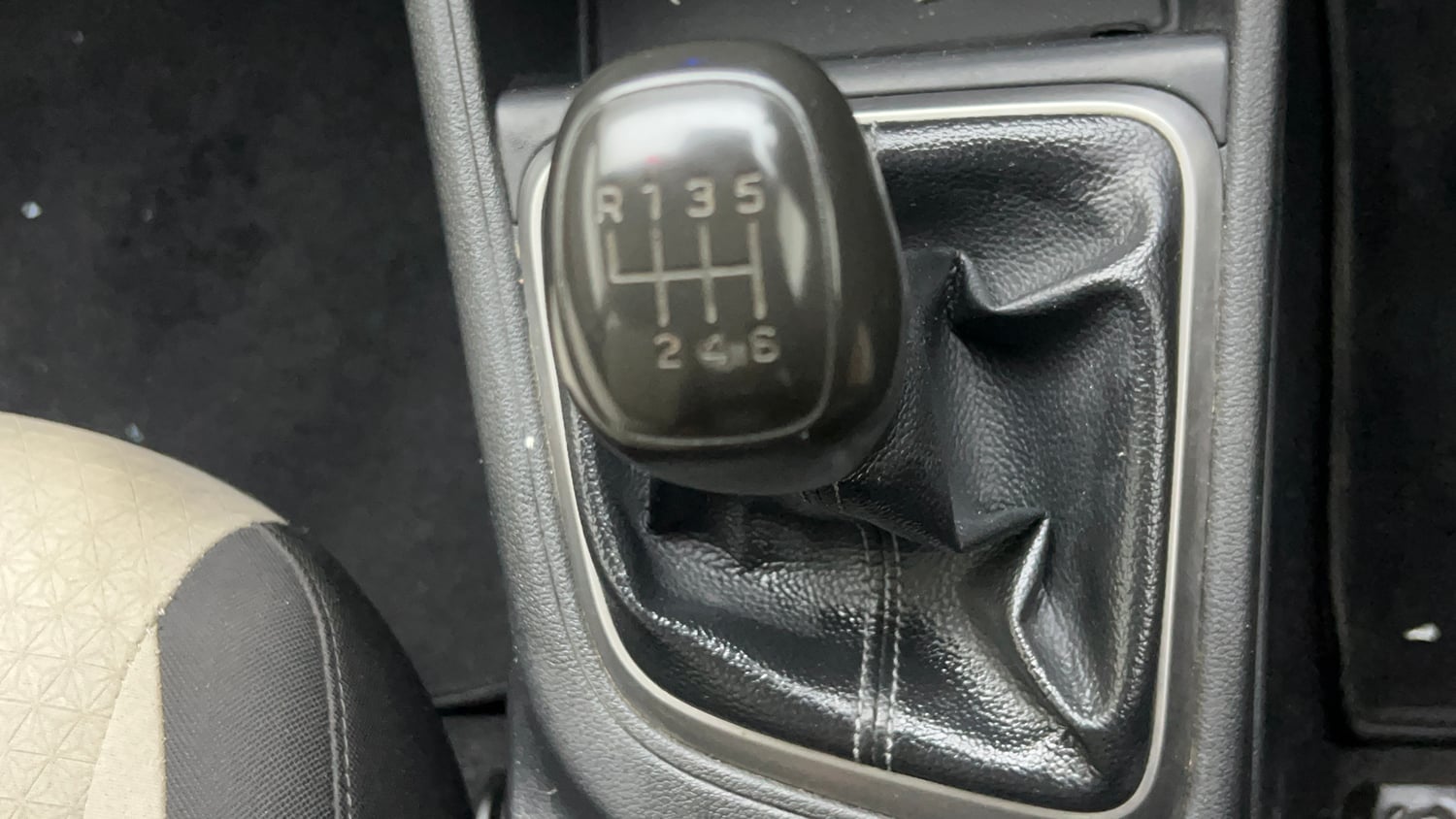 Used 2017 Hyundai Verna EX 1.6 VTVT Petrol Manual interior GEAR  KNOB VIEW
