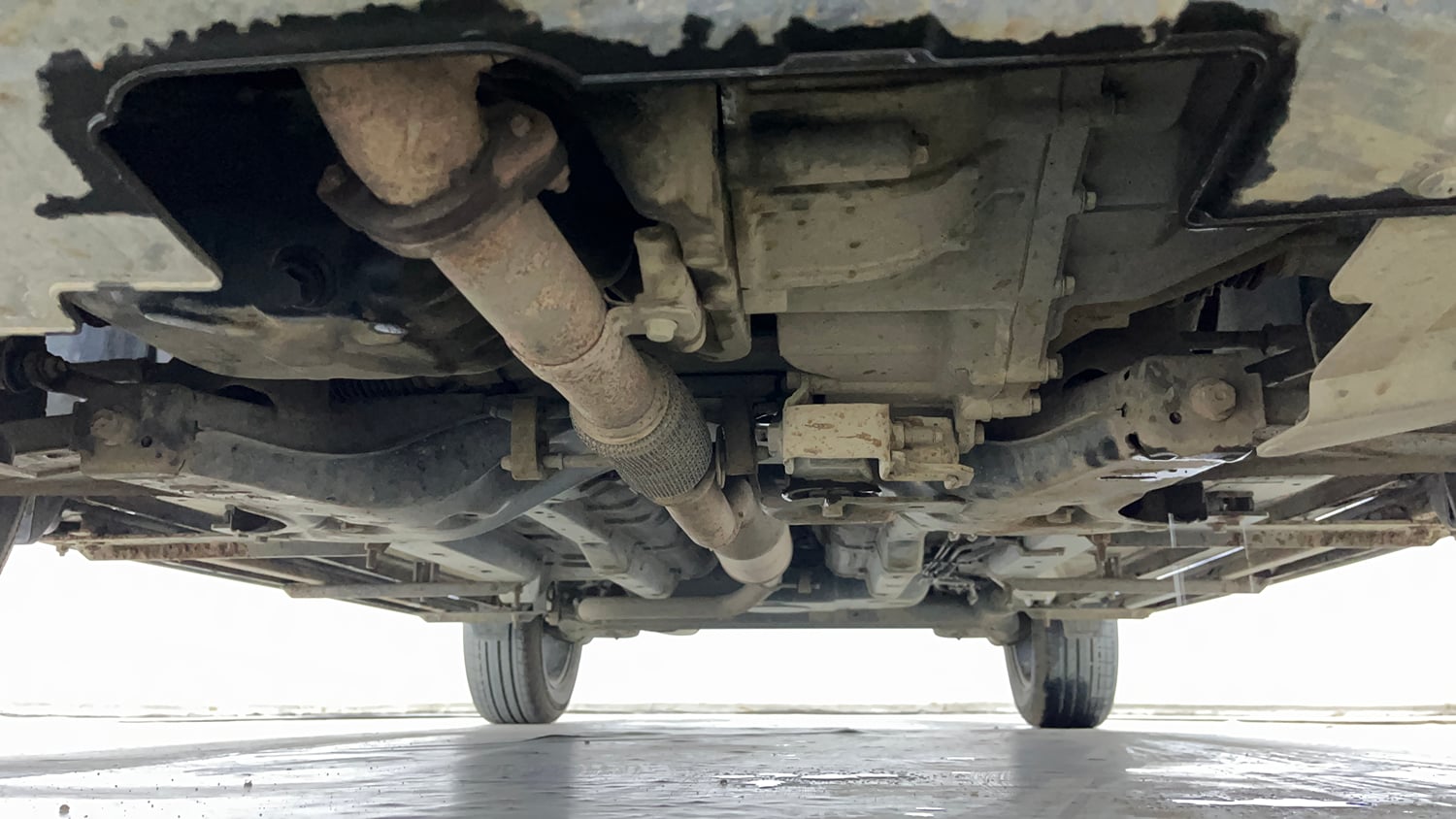 Used 2022 Tata Nexon XZ Plus (Premium) Petrol Manual extra FRONT LEFT UNDERBODY VIEW