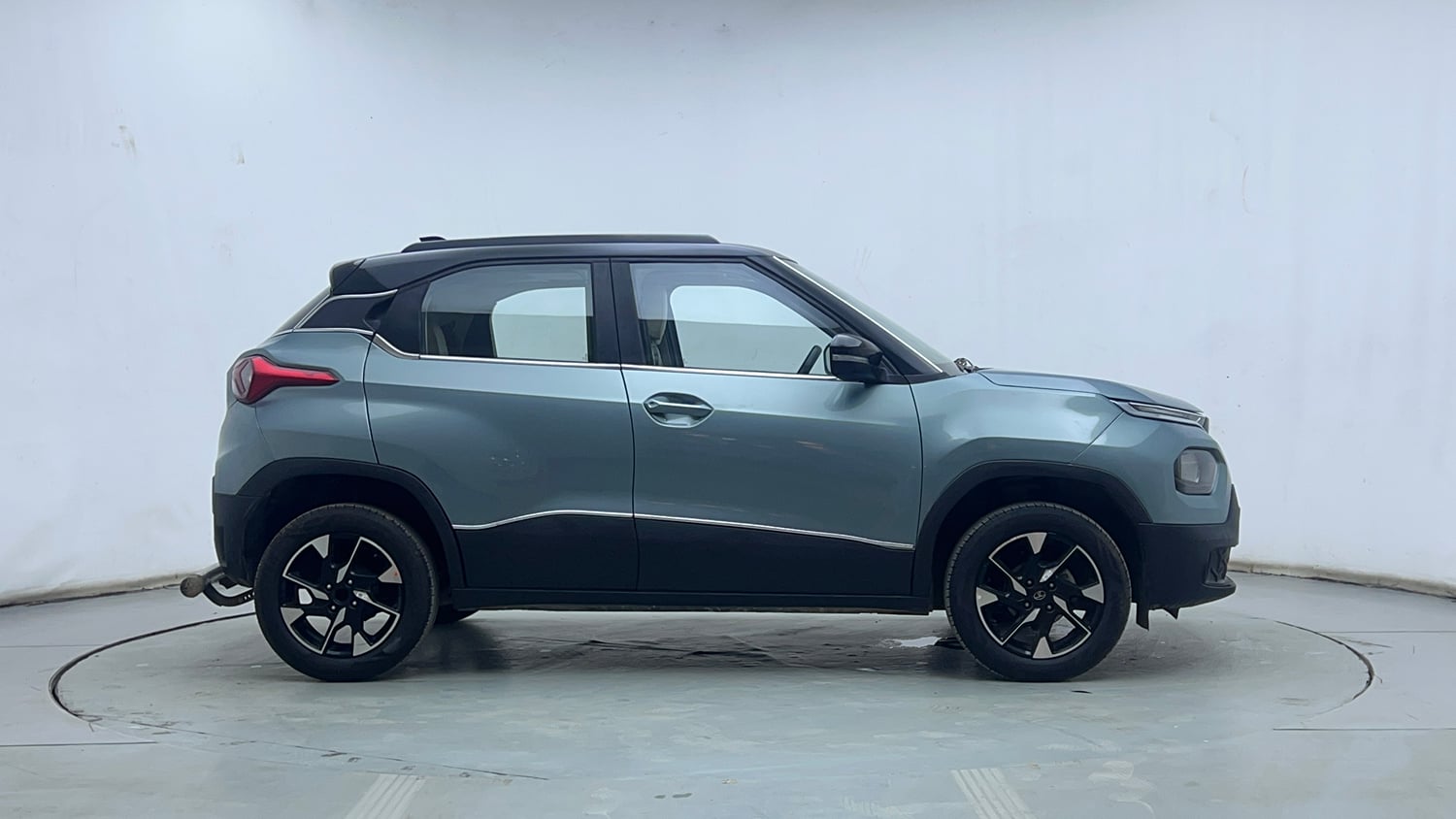 Used 2024 Tata Punch Creative Dual Tone MT Sunroof Petrol Manual exterior RIGHT SIDE VIEW