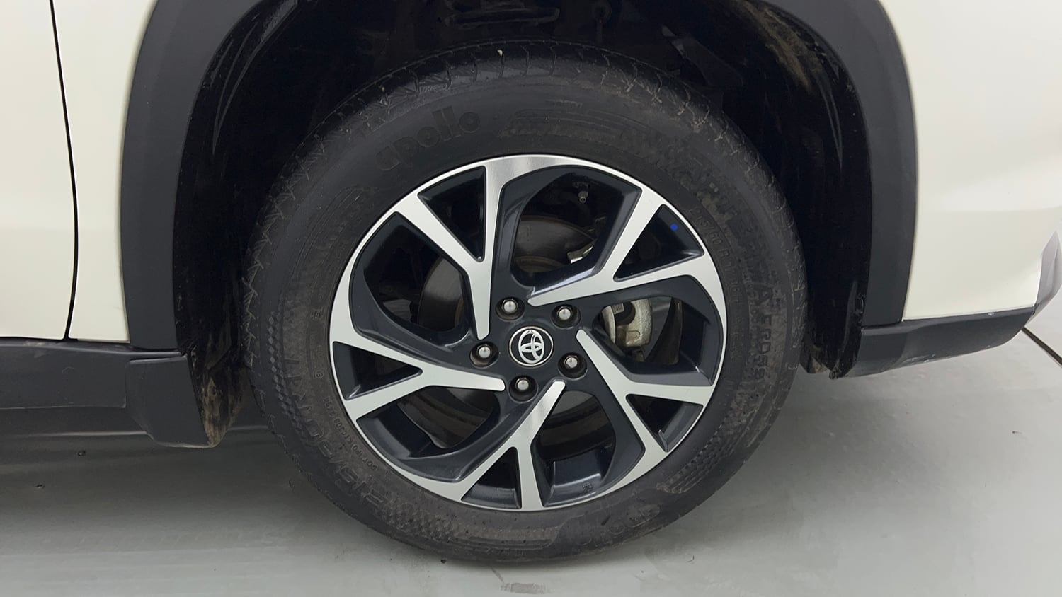 Used 2024 Toyota Urban Cruiser Hyryder V AT NeoDrive Petrol Automatic tyres RIGHT FRONT TYRE RIM VIEW
