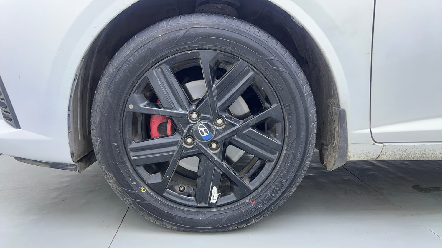 Used 2023 Hyundai Verna SX (O) 1.5 Turbo Petrol DCT Petrol Automatic tyres LEFT FRONT TYRE RIM VIEW