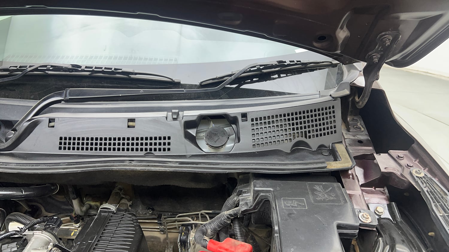 Used 2021 Nissan Magnite XV Dual Tone Petrol Manual engine ENGINE LEFT SIDE HINGE & APRON VIEW