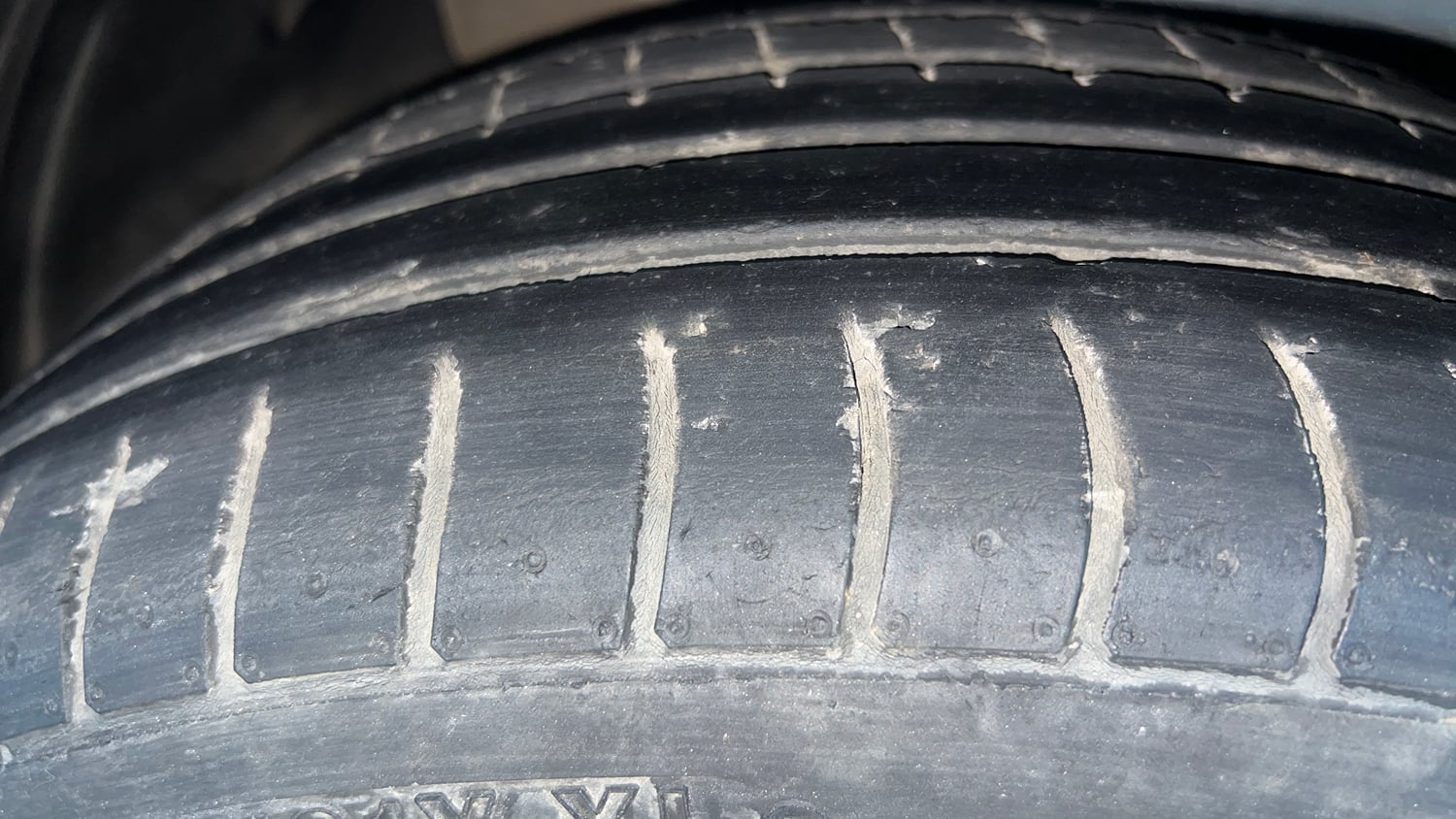 Used 2022 Hyundai Alcazar Platinum (O) 7 Seater 1.5 Diesel AT Diesel Automatic tyres LEFT FRONT TYRE TREAD VIEW
