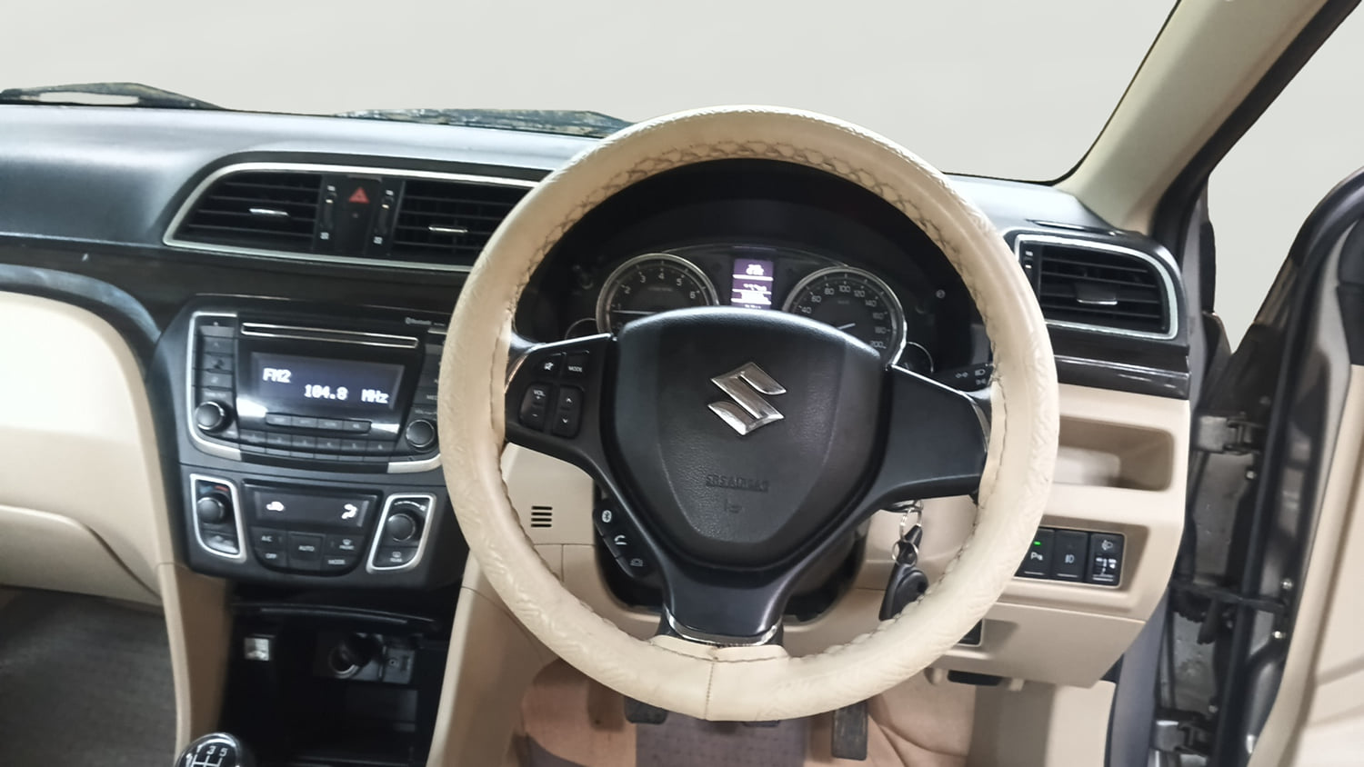 Used 2017 Maruti Suzuki Ciaz Delta 1.4 MT Petrol Manual interior STEERING VIEW