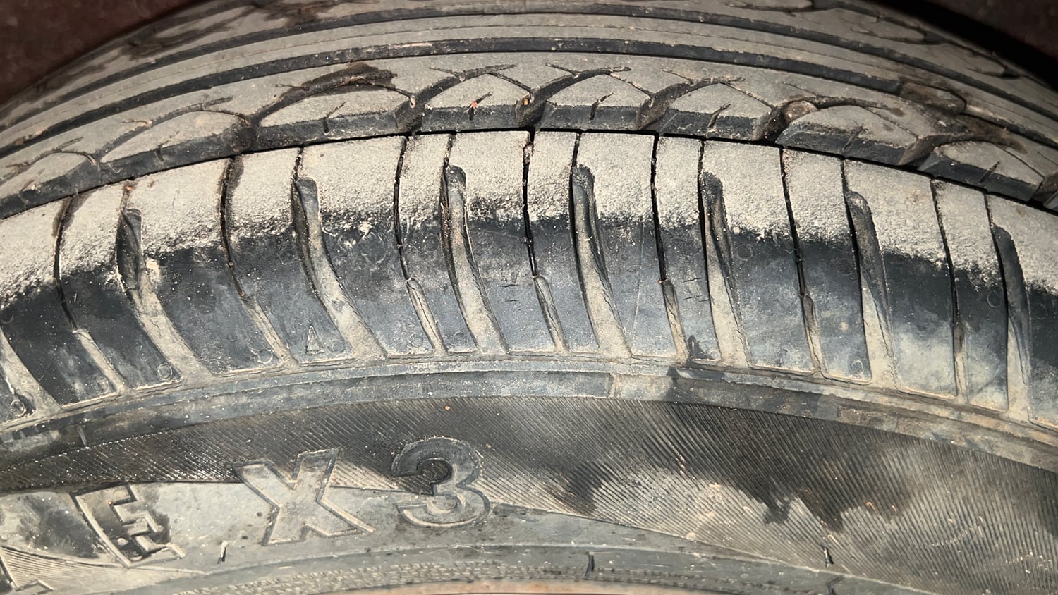 Used 2013 Hyundai i20 Magna (O) 1.2 Petrol Manual tyres RIGHT REAR TYRE TREAD VIEW