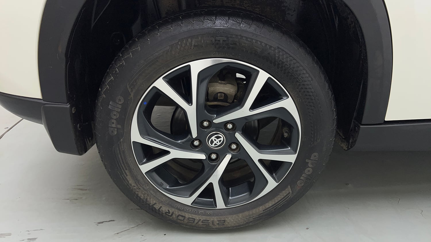 Used 2024 Toyota Urban Cruiser Hyryder V AT NeoDrive Petrol Automatic tyres RIGHT REAR TYRE RIM VIEW