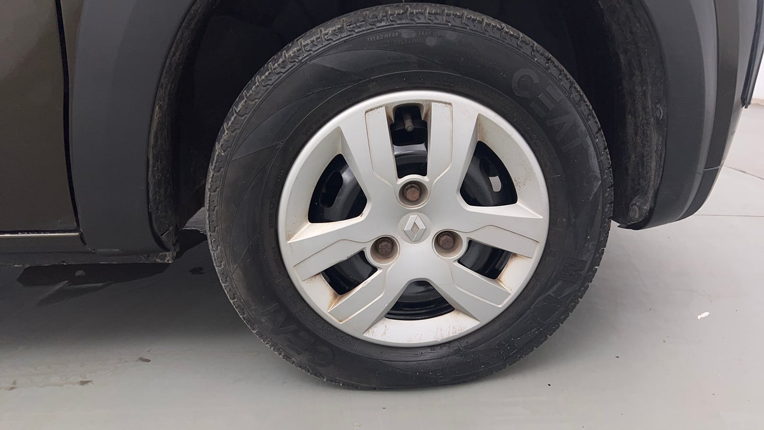 Used 2017 Renault Kwid 1.0 RXT Opt Petrol Manual tyres RIGHT FRONT TYRE RIM VIEW