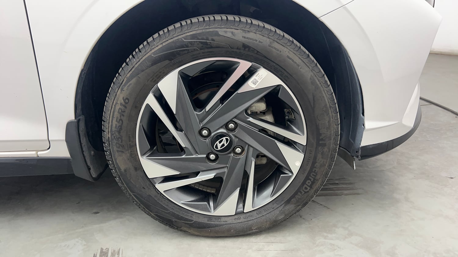 Used 2023 Hyundai New i20 Asta (O) 1.0 Turbo DCT Petrol Automatic tyres RIGHT FRONT TYRE RIM VIEW