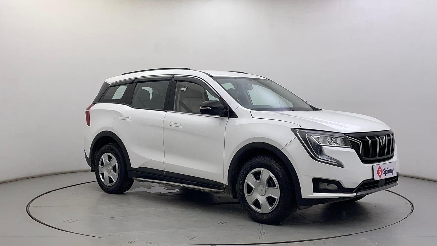 Used 2022 Mahindra XUV700 AX 3 Petrol MT 5 STR Petrol Manual exterior RIGHT FRONT CORNER VIEW