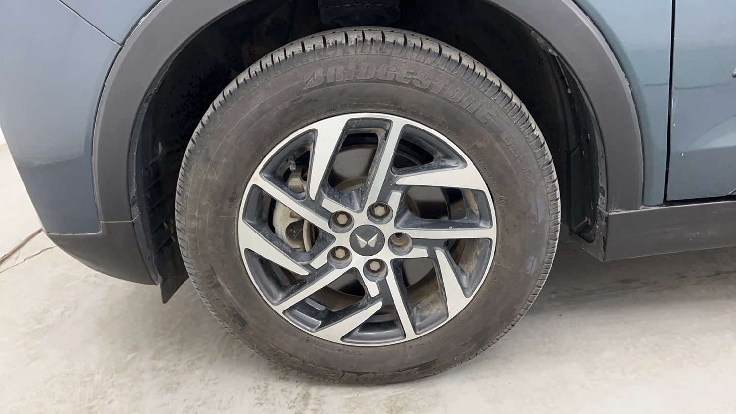 Used 2023 Mahindra XUV 300 W8 (O) 1.2 Petrol AMT Petrol Automatic tyres LEFT FRONT TYRE RIM VIEW