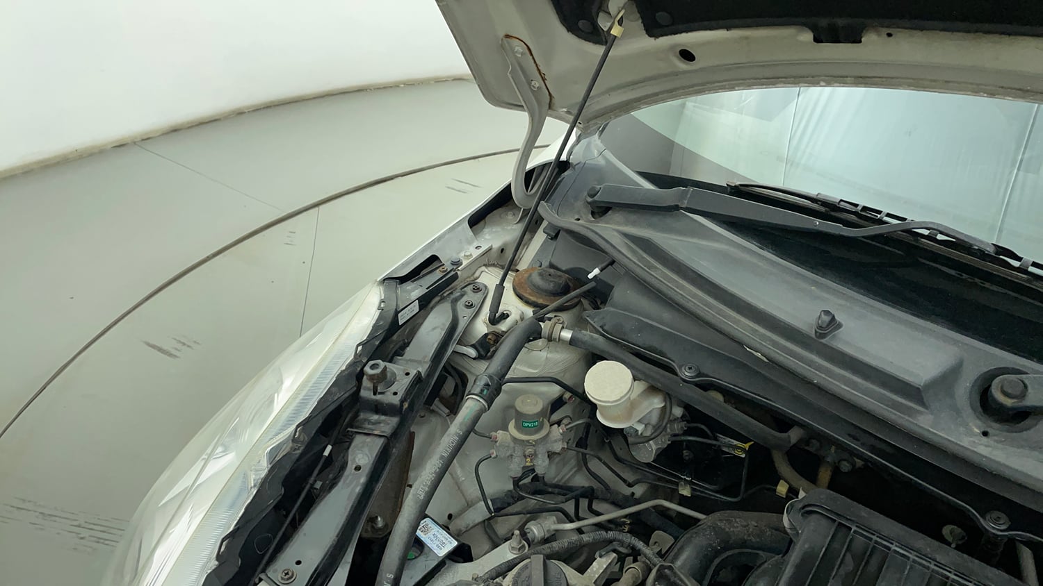 Used 2014 Maruti Suzuki Swift VXi Petrol Manual engine ENGINE RIGHT SIDE HINGE & APRON VIEW