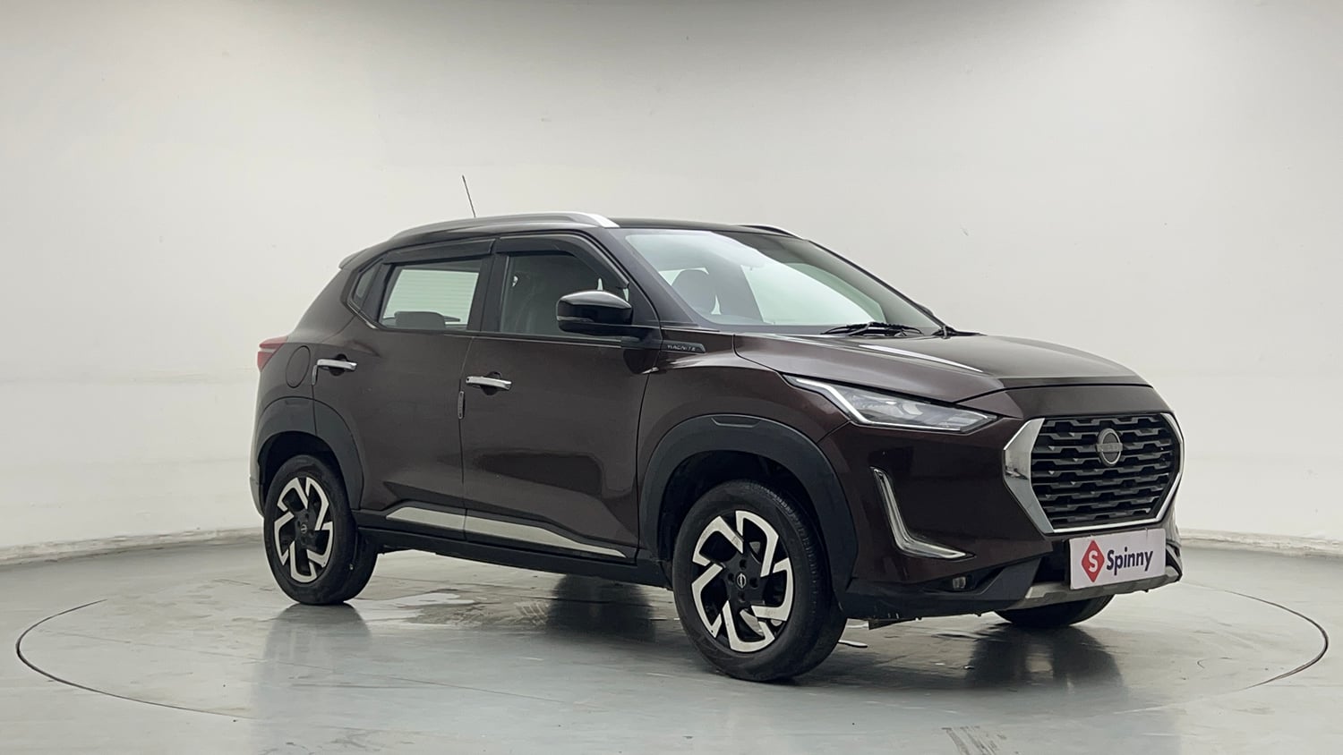 Used 2021 Nissan Magnite XV Dual Tone Petrol Manual exterior RIGHT FRONT CORNER VIEW