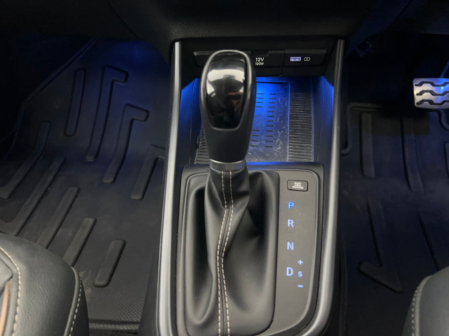 Used 2023 Hyundai New i20 Asta (O) 1.0 Turbo DCT Petrol Automatic interior GEAR  KNOB VIEW