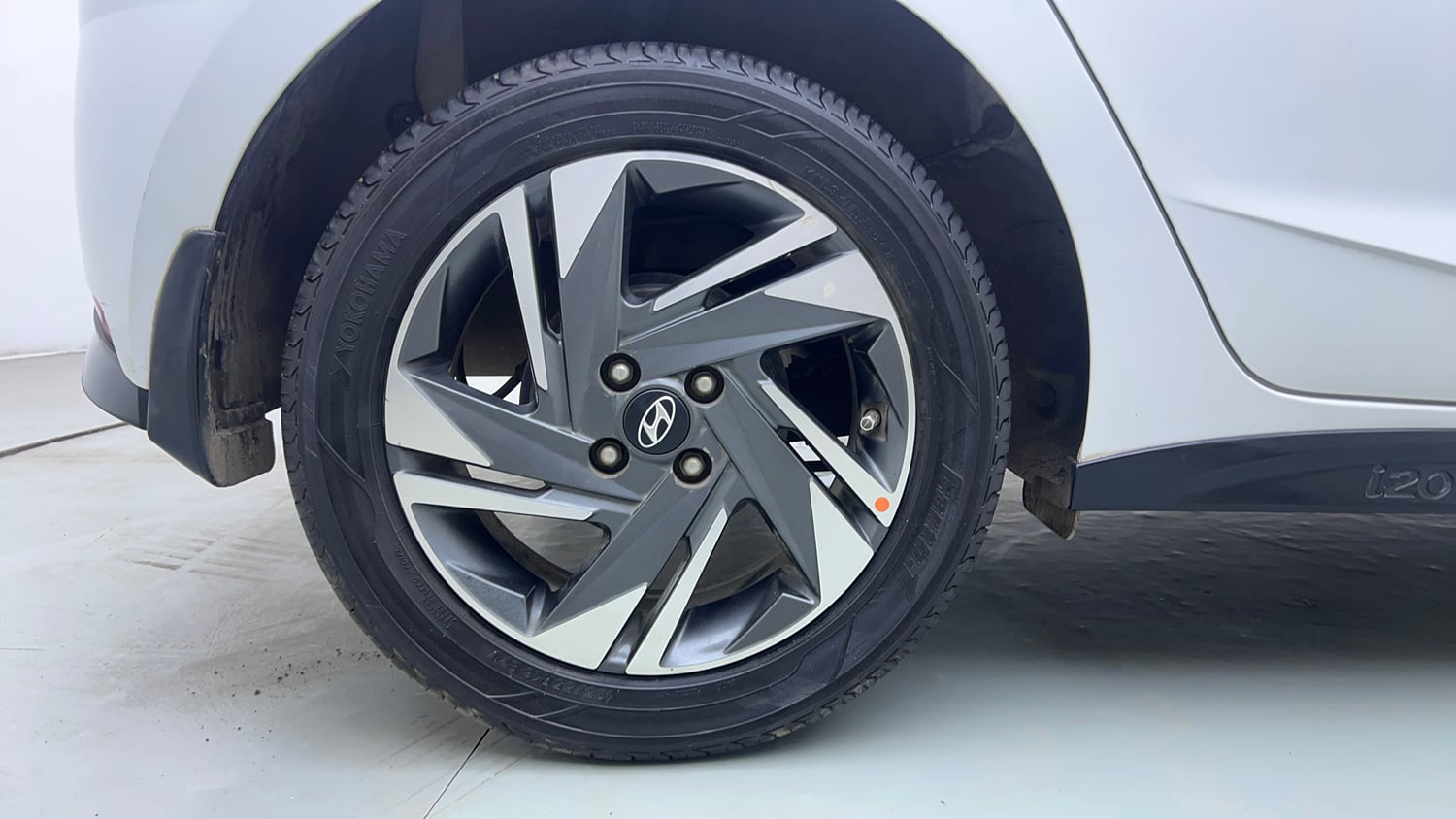 Used 2021 Hyundai New i20 Asta (O) 1.0 Turbo DCT Petrol Automatic tyres RIGHT REAR TYRE RIM VIEW
